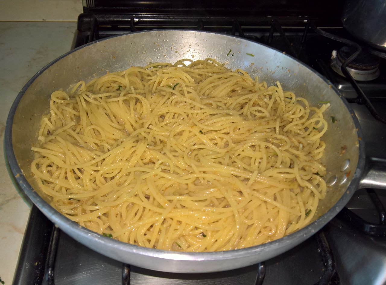 spaghetti del capitano acciughe e pangrattato
