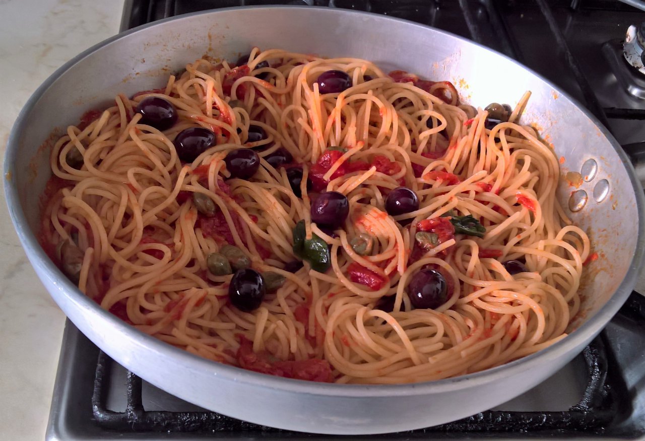 spaghetti olive capperi e cannella